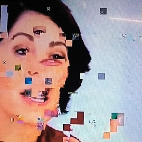 A moment beneath a monument